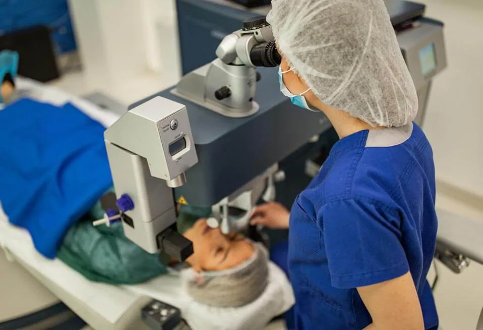 健康・医学 Vitreoretinal Surgery Expert Vitreoretinal Surgery for Eye Health | CRMD